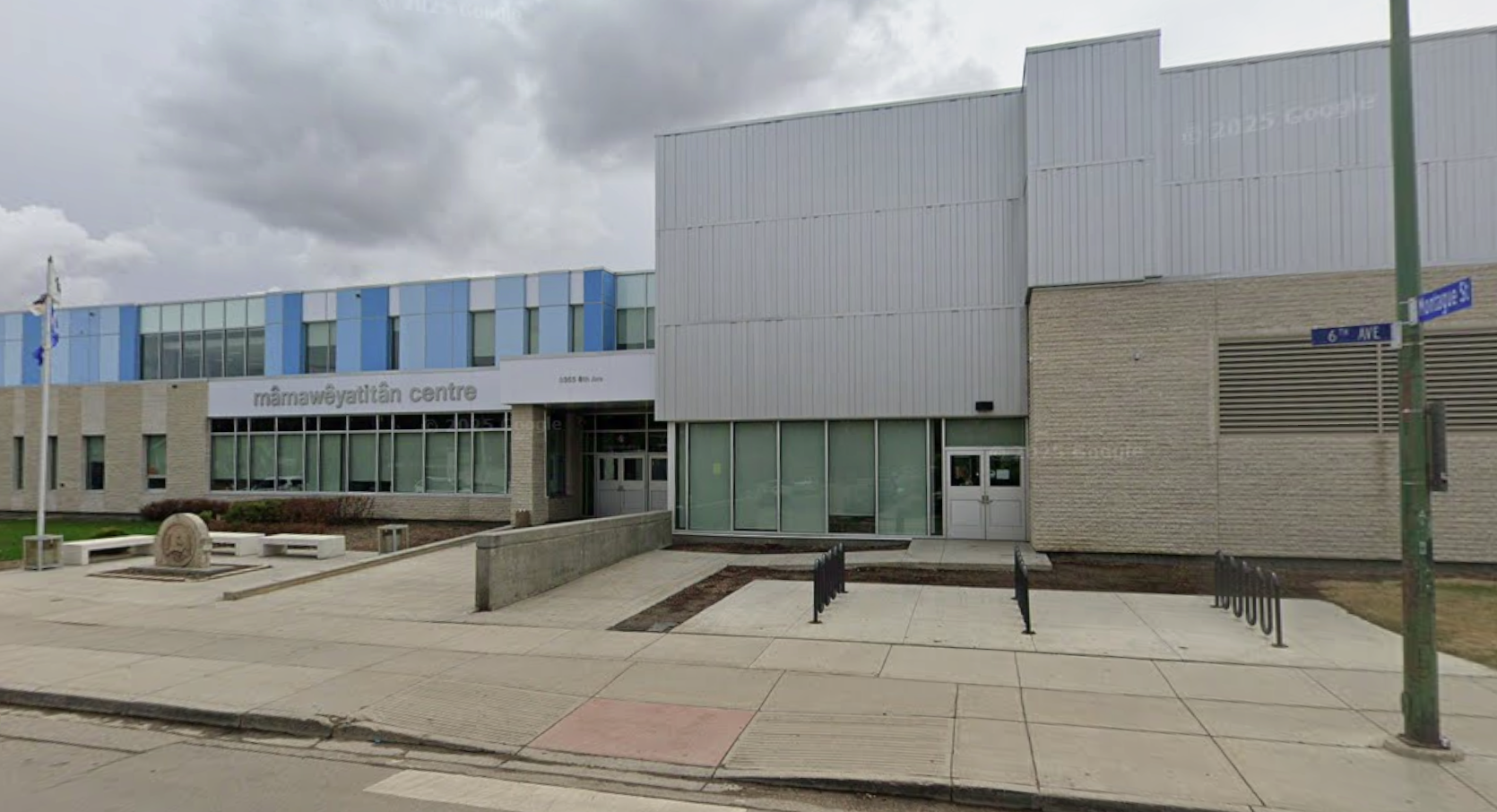 6th Street access to the front door of the m%C3%A2maw%C3%AAyatit%C3%A2n%20centre 